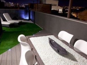 Los pequeños detalles harán de tu terraza un rincón especial, como esta de Granollers (Contemporánea)