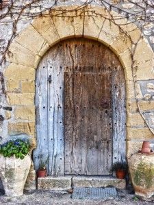Contempla si puedes conservar las puertas y ventanas de tu masía o si debes cambiarlas