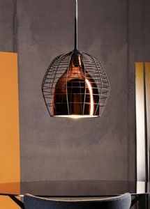 La lámpara Cage en bronce protege la difusión de la luz y la proyecta hacia abajo