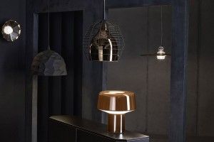 La lámpara Cage en bronce protege la difusión de la luz y la proyecta hacia abajo