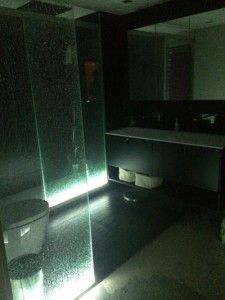 Combinado con luz LED crea ambientes espectaculares