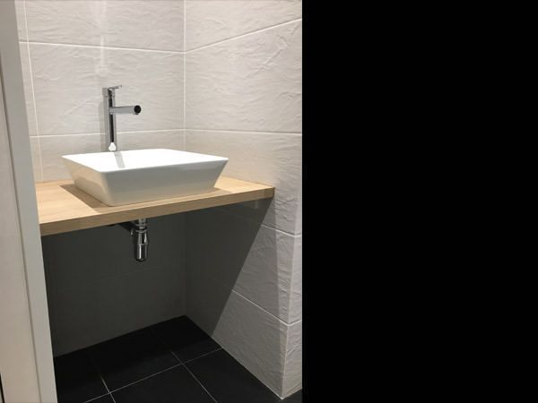 Reforma integral de un piso en Barcelona realizada por Contemporánea - baño invitados
