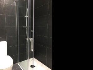 Reforma integral de un piso en Barcelona realizada por Contemporánea - ducha baño en suite