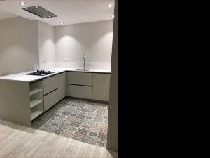 Reforma integral de un piso en Barcelona realizada por Contemporánea - pavimento cocina