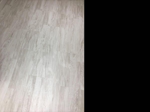 Reforma integral de un piso en Barcelona realizada por Contemporánea - suelo laminado