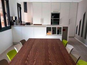 Mesa de diseño en reforma de cocina en Argentona