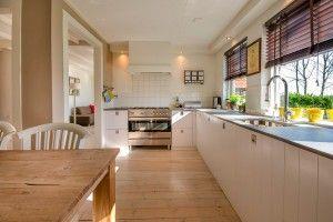 ideas de nuestro estudio de interiorismo en Granollers para reformar la cocina: combinar madera y blanco