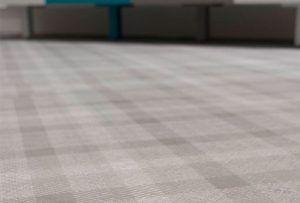 Azulejos textiles Newker efecto papel pintado en tu reforma en Barcelona - Contemporánea