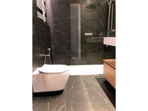 Reforma de baño con lavabo en Solid Surface y azulejos imitación mármol - Contemporánea
