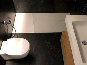Reforma de baño con lavabo en Solid Surface y azulejos imitación mármol - Contemporánea