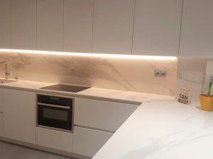 Reforma de cocina en Granollers total white con encimera en porcelánico imitación mármol - Contemporánea