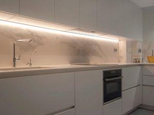 Reforma de cocina en Granollers total white con encimera en porcelánico imitación mármol - Contemporánea