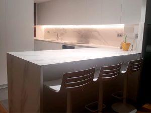 Reforma de cocina en Granollers total white con encimera en porcelánico imitación mármol - Contemporánea