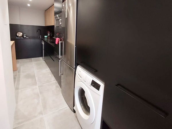 Reforma de cocina y baño en Granollers con mobiliario y revestimiento industrial