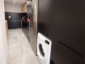 Reforma de cocina y baño en Granollers con mobiliario y revestimiento industrial
