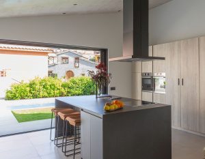 Estudio de arquitectura Granolles, conexión entre espacios exteriores e interiores