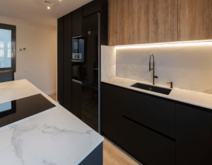 Opta por un diseño minimalista que en tu reforma de cocina Granollers elimine elementos innecesarios y maximice el espacio útil